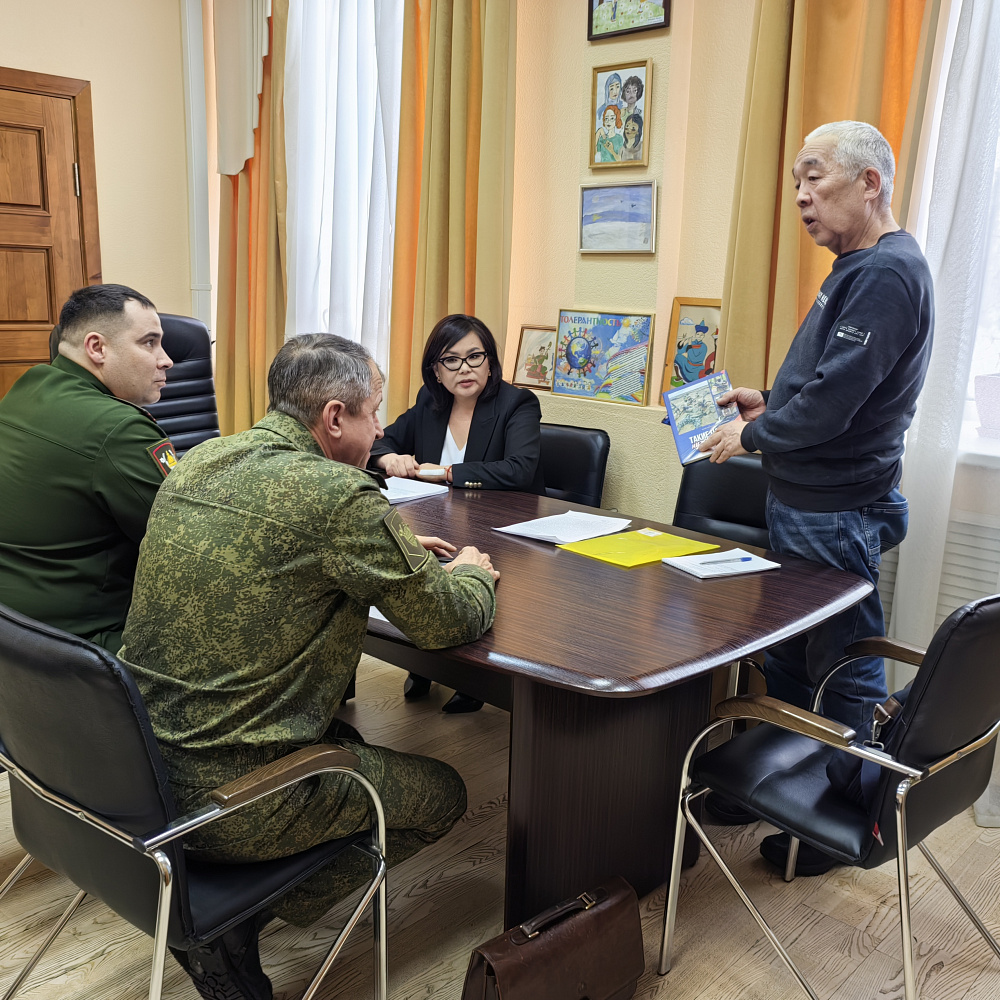 «Защита прав и законных интересов»: Юлия Жамбалова встретилась с командующим 36-й общевойсковой армией «Защита прав и законных интересов»: Юлия Жамбалова встретилась с командующим 36-й общевойсковой армией