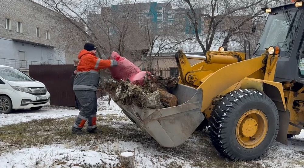 По Улан-Удэ шагает общегородской субботник По Улан-Удэ шагает общегородской субботник