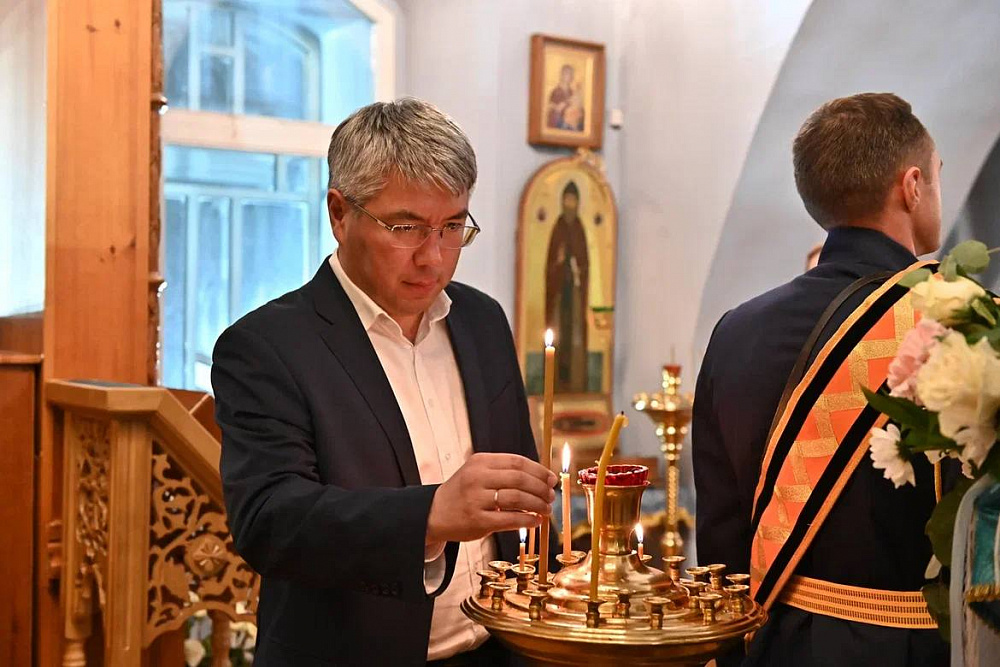 Глава Бурятии поклонился чудотворной иконе Казанской Божией Матери Глава Бурятии поклонился чудотворной иконе Казанской Божией Матери