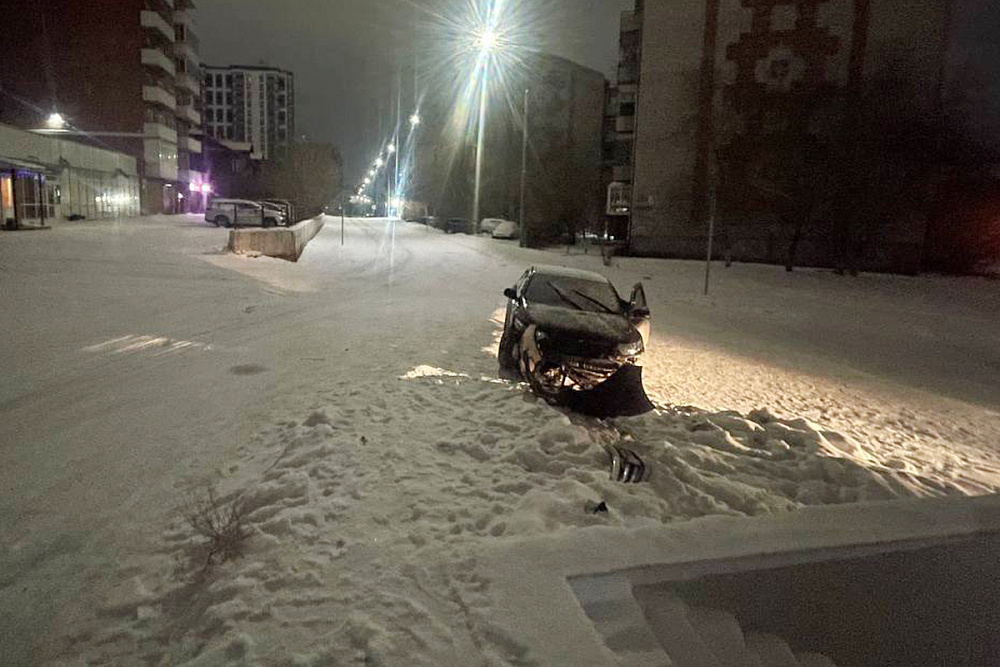 В Улан-Удэ парень на "Аккорде" врезался в бордюр. Прав-то не было В Улан-Удэ парень на "Аккорде" врезался в бордюр. Прав-то не было