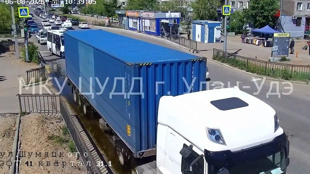 В Улан-Удэ залитую маслом дорогу засыплют песком В Улан-Удэ залитую маслом дорогу засыплют песком