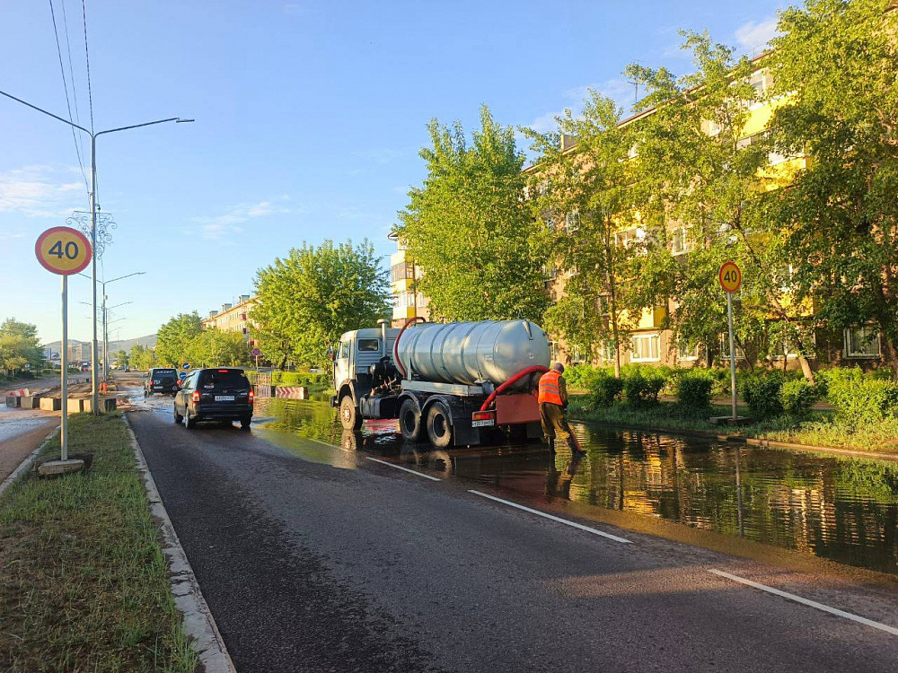 В Улан-Удэ всю ночь откачивали воду с дорог В Улан-Удэ всю ночь откачивали воду с дорог