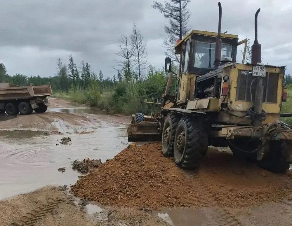 В районах Бурятии отсыпают размытые дороги В районах Бурятии отсыпают размытые дороги