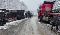 На трассе в Бурятии столкнулись три фуры
