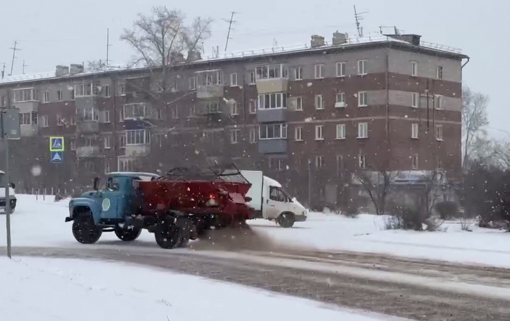 В Улан-Удэ на дорогах работают 13 пескоразбрасывателей В Улан-Удэ на дорогах работают 13 пескоразбрасывателей