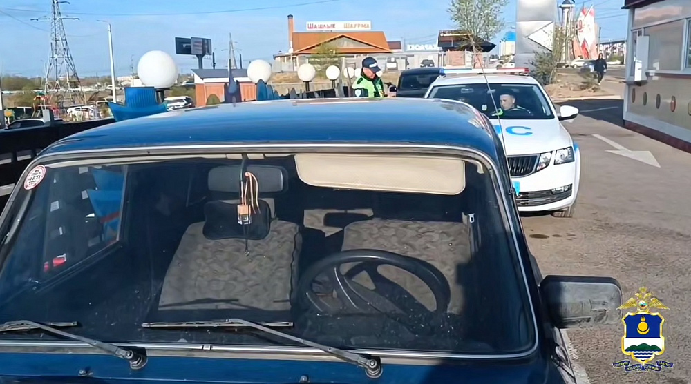 «Хотел проехать на красный»: в Улан-Удэ парень снял с авто знак и попался
