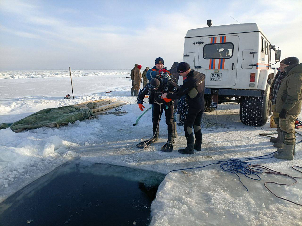 Водитель погиб: на Байкале автомобиль провалился под лед Водитель погиб: на Байкале автомобиль провалился под лед