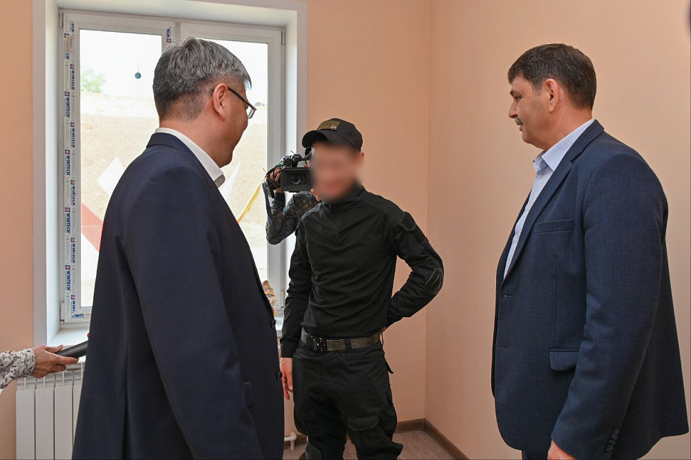 Алексей Цыденов вне очереди вручил ключи от квартиры бойцу СВО