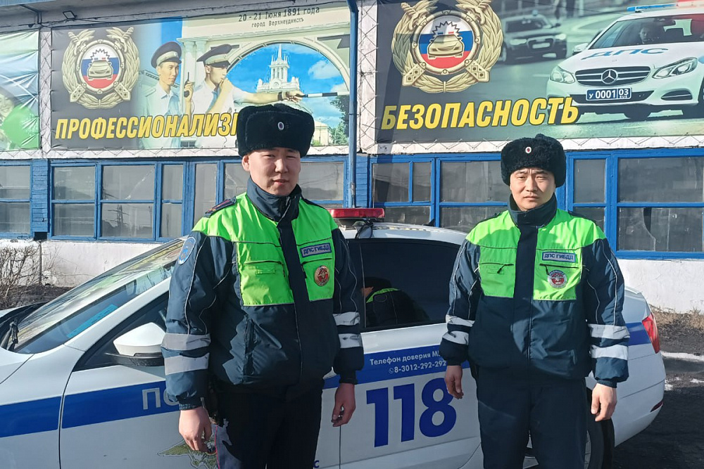 В Улан-Удэ сотрудники ДПС спасли от угрозы пожара жилой дом В Улан-Удэ сотрудники ДПС спасли от угрозы пожара жилой дом