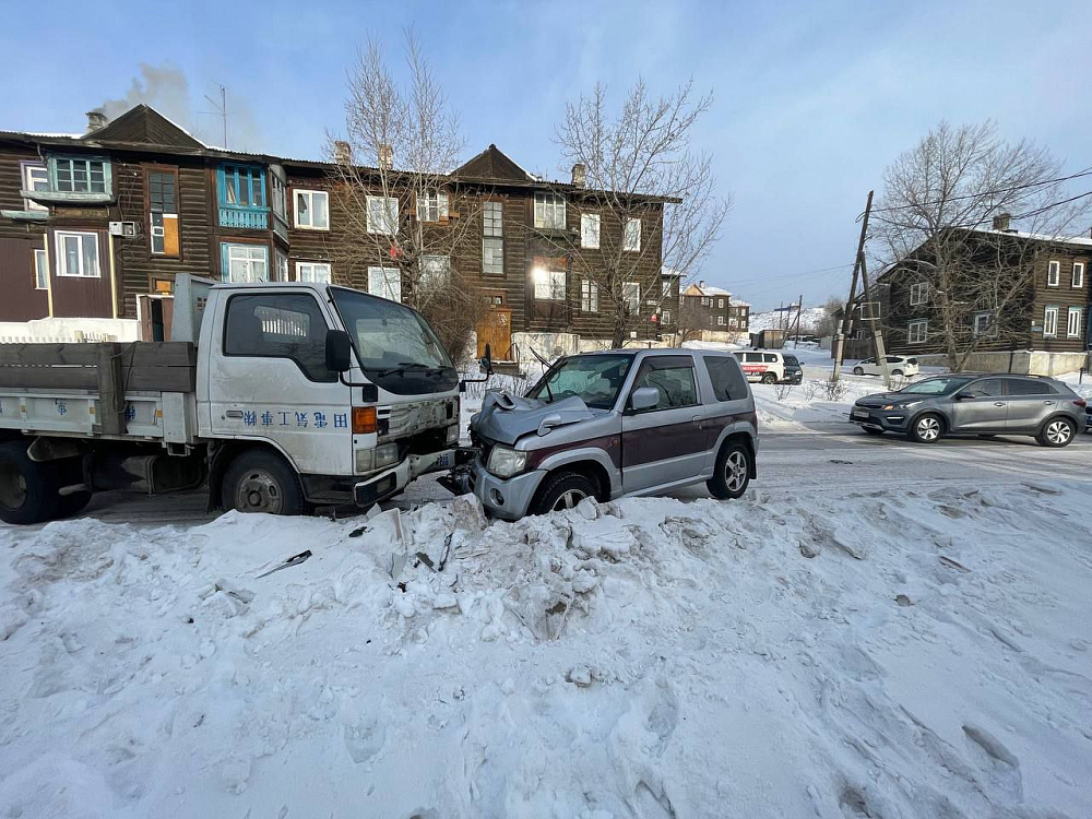 В Улан-Удэ в массовом ДТП пострадала женщина В Улан-Удэ в массовом ДТП пострадала женщина