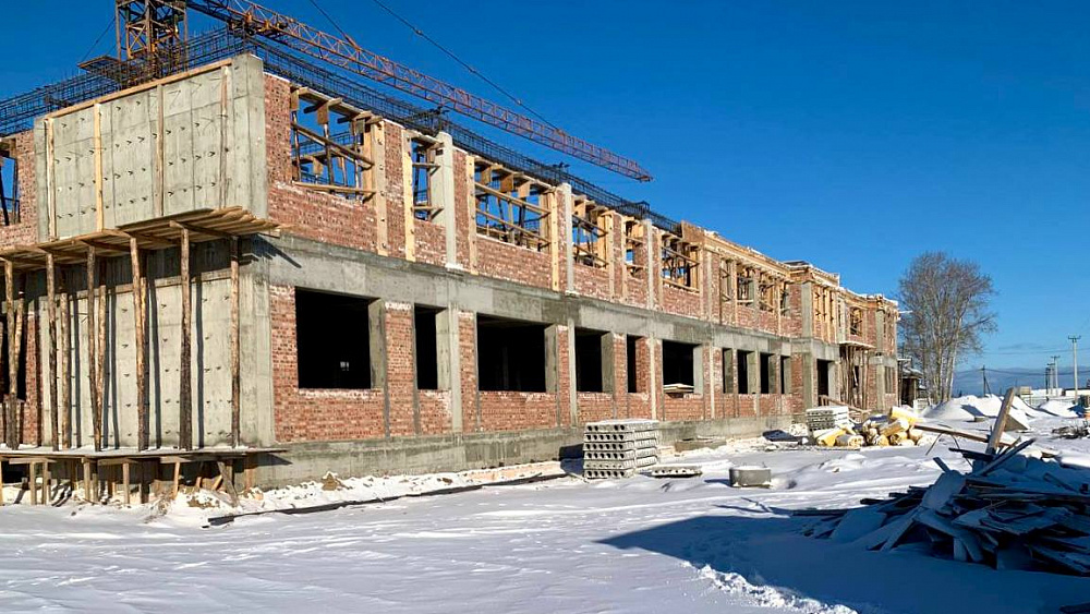 Даже в сильные морозы в Бурятии не прекращается строительство школы в селе Оймур