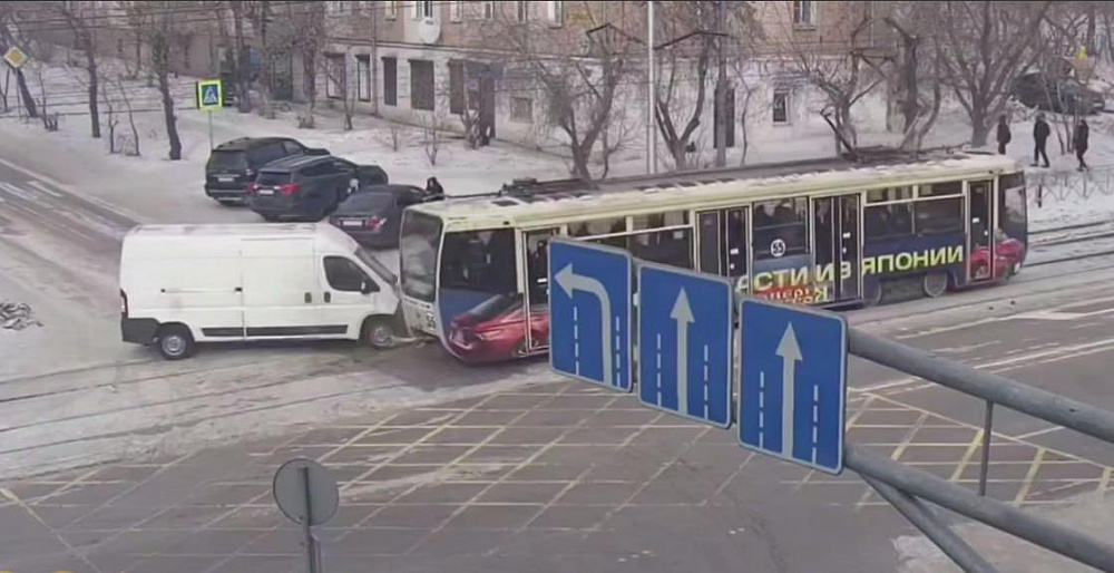 Дорогое удовольствие: во сколько владельцам авто обходится ДТП с трамваем
