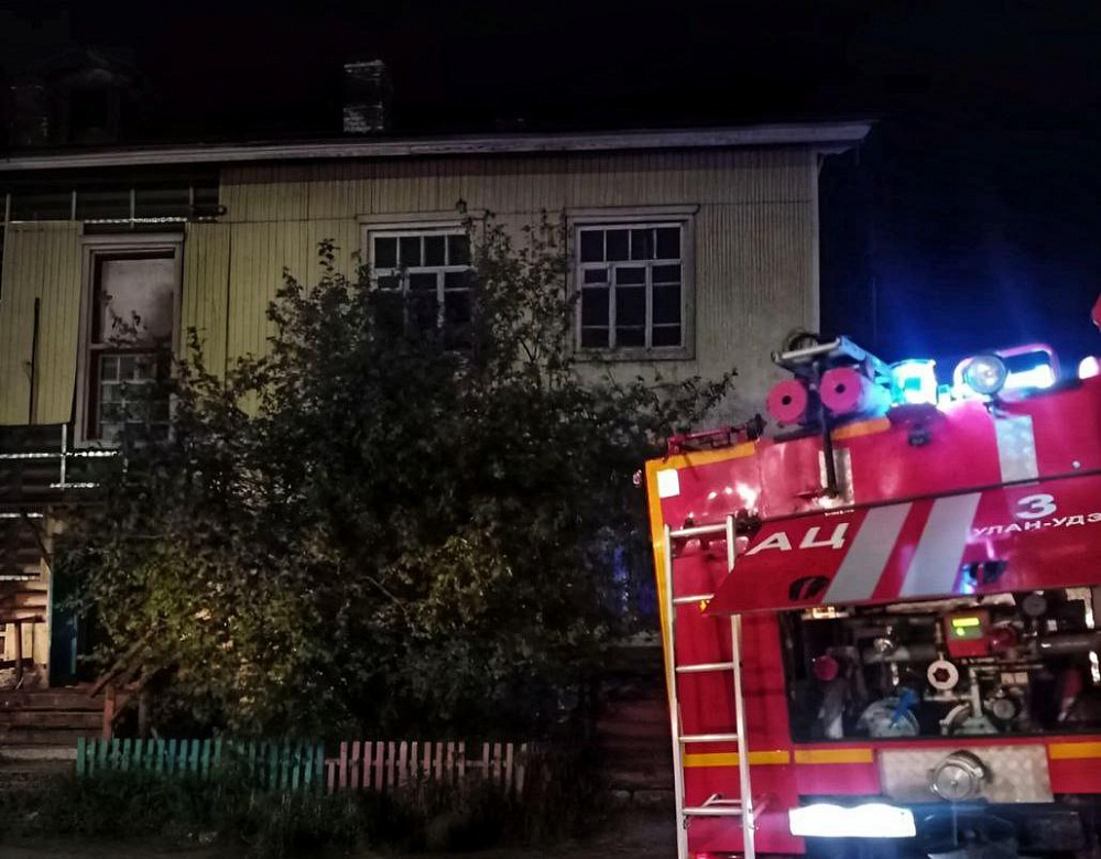 В Улан-Удэ горела расселенная двухэтажка В Улан-Удэ горела расселенная двухэтажка