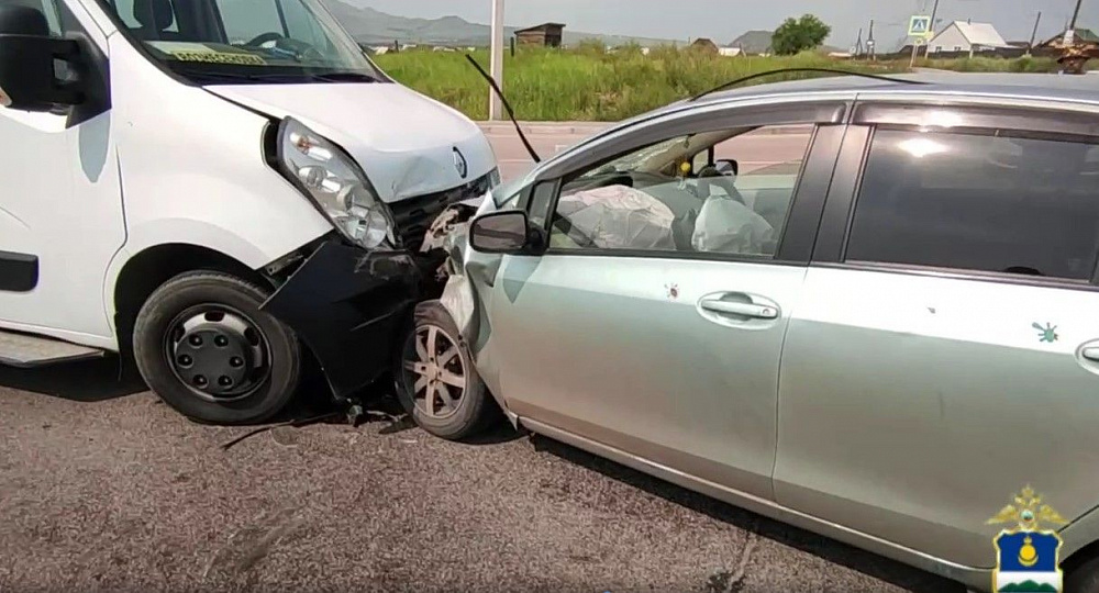 В Бурятии пассажирский автобус столкнулся с легковым автомобилем В Бурятии пассажирский автобус столкнулся с легковым автомобилем