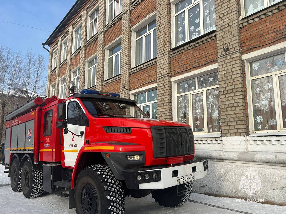 В Улан-Удэ горел кабинет в одной из школ В Улан-Удэ горел кабинет в одной из школ