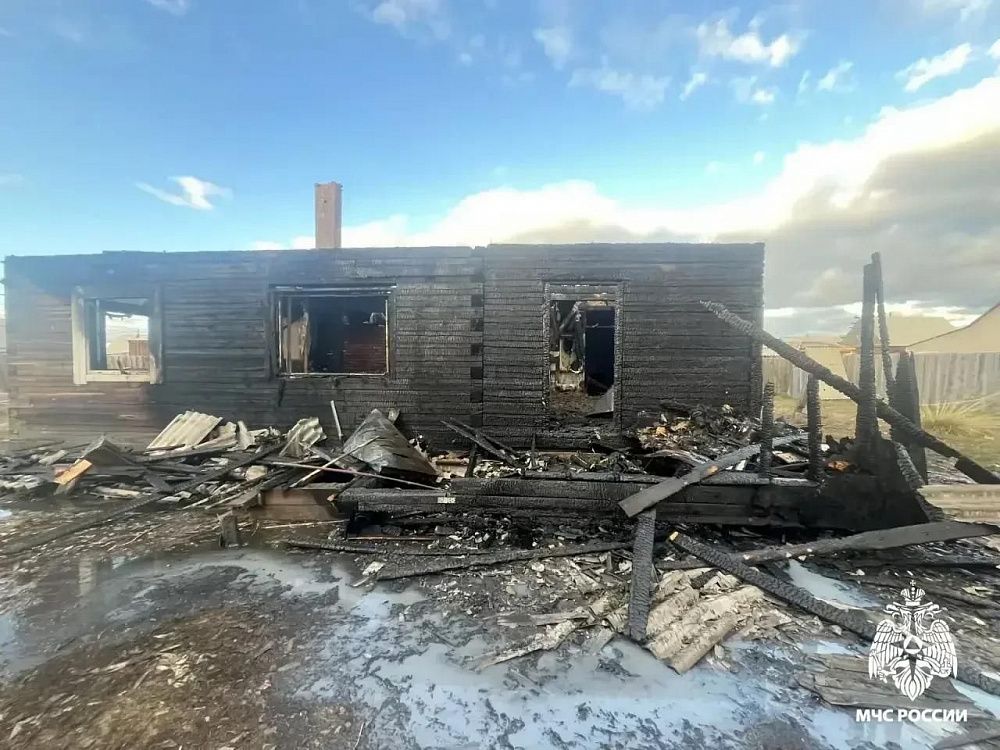 В том числе трое детей: в Бурятии из горящего дома спасли 5 человек