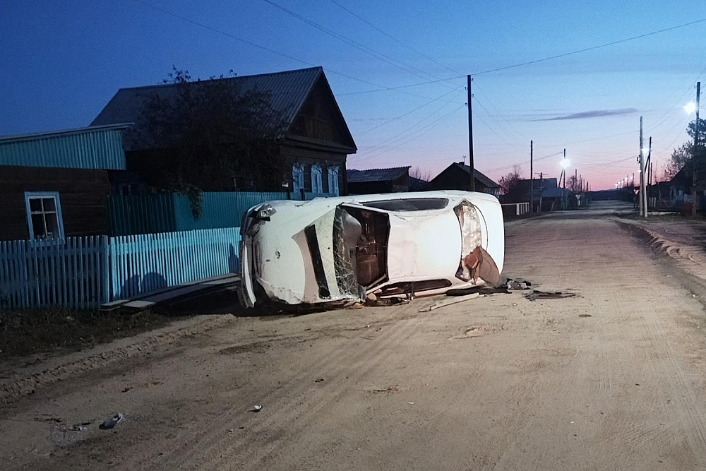Пьяная и без прав: в Бурятии девушка на "Тойоте" врезалась в электроопору и перевернулась Пьяная и без прав: в Бурятии девушка на "Тойоте" врезалась в электроопору и перевернулась