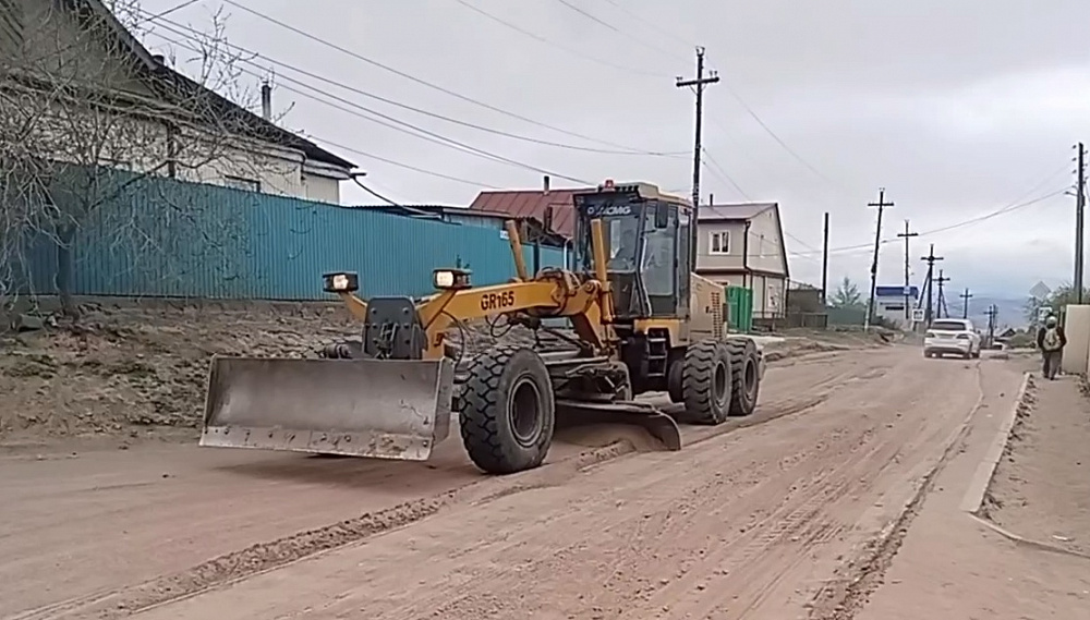 В Улан-Удэ выравнивают грунтовые дороги В Улан-Удэ выравнивают грунтовые дороги