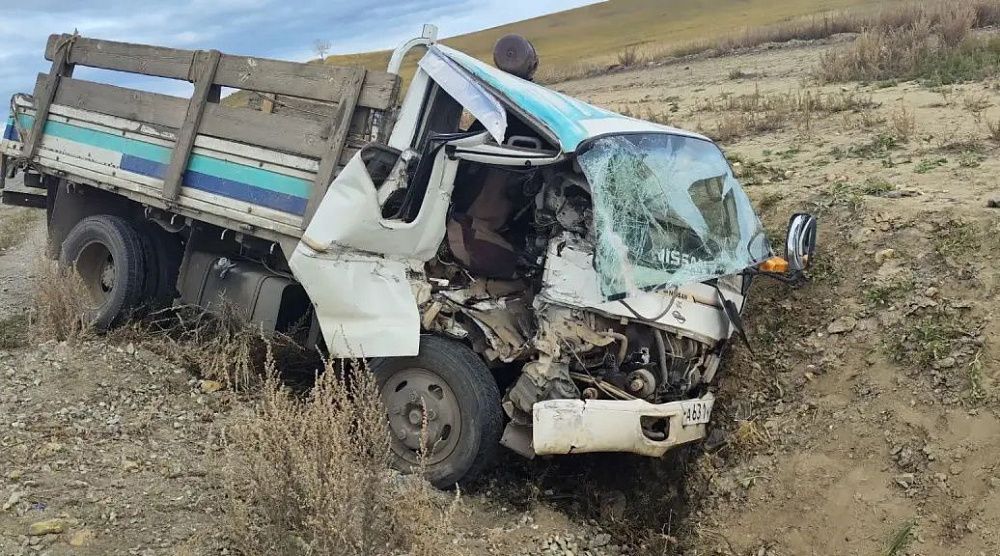 В Бурятии водитель «Ниссана» врезался в стоящую «Мазду». Умер в больнице В Бурятии водитель «Ниссана» врезался в стоящую «Мазду». Умер в больнице