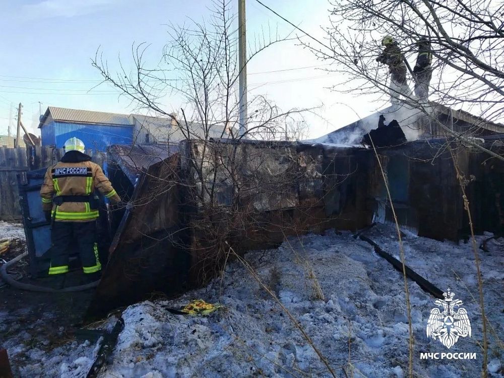 В Улан-Удэ из-за неосторожного обращения с огнем загорелись надворные постройки В Улан-Удэ из-за неосторожного обращения с огнем загорелись надворные постройки