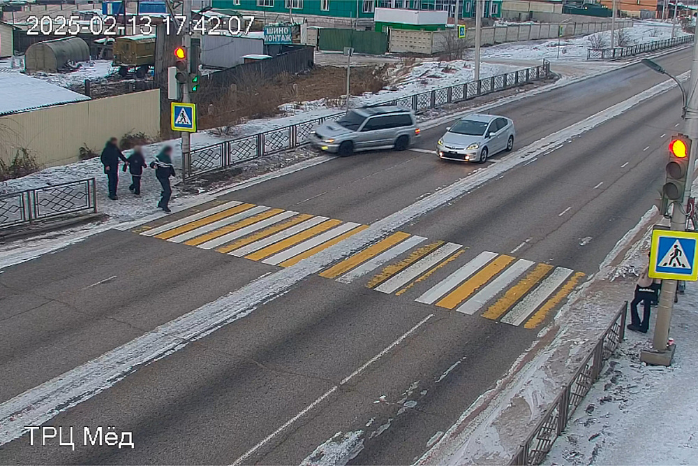В Улан-Удэ водитель "Субару" сбил трех пешеходов В Улан-Удэ водитель "Субару" сбил трех пешеходов