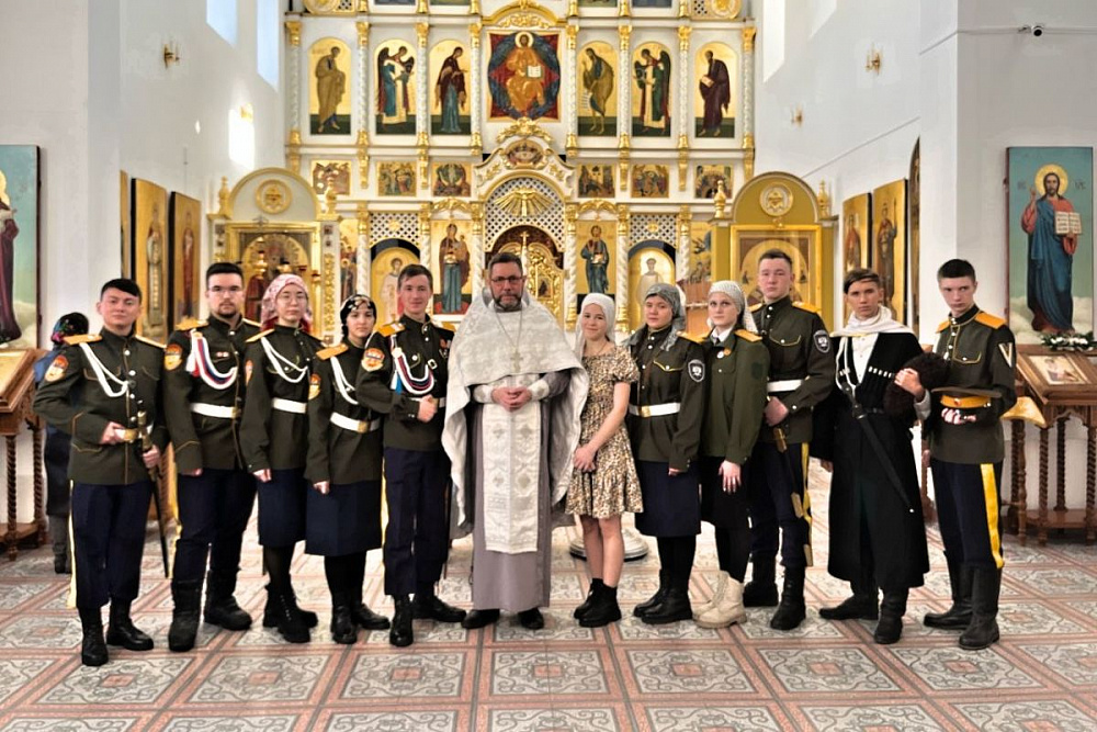Молодежь казачьей станицы приняла причастие в Вознесенском храме Улан-Удэ Молодежь казачьей станицы приняла причастие в Вознесенском храме Улан-Удэ
