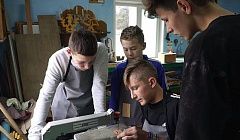 Мечтают играть в футбол и иметь родителей / Мама, я здесь 