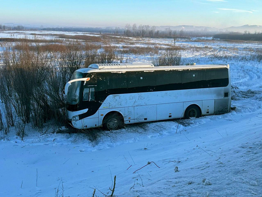 Автобус с вахтовиками перевернулся в Забайкальском крае. Погибли люди Автобус с вахтовиками перевернулся в Забайкальском крае. Погибли люди
