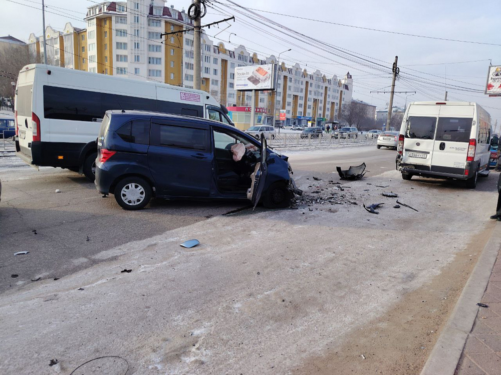 В Улан-Удэ два человека пострадали в ДТП с маршруткой В Улан-Удэ два человека пострадали в ДТП с маршруткой