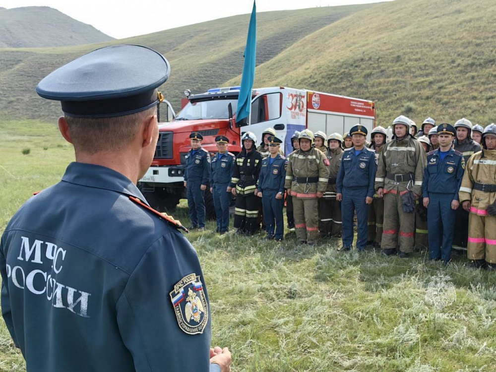 В Бурятии пожарные МЧС на скорость забирались на высоту 116-этажного здания В Бурятии пожарные МЧС на скорость забирались на высоту 116-этажного здания