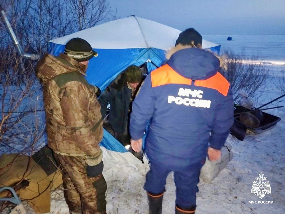 Спасатели помогли поскользнувшемуся рыбаку в Бурятии Спасатели помогли поскользнувшемуся рыбаку в Бурятии