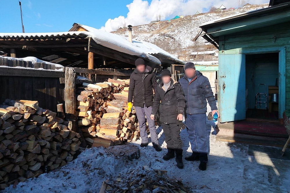 В Бурятии осужденные накололи дрова для матери военнослужащего В Бурятии осужденные накололи дрова для матери военнослужащего