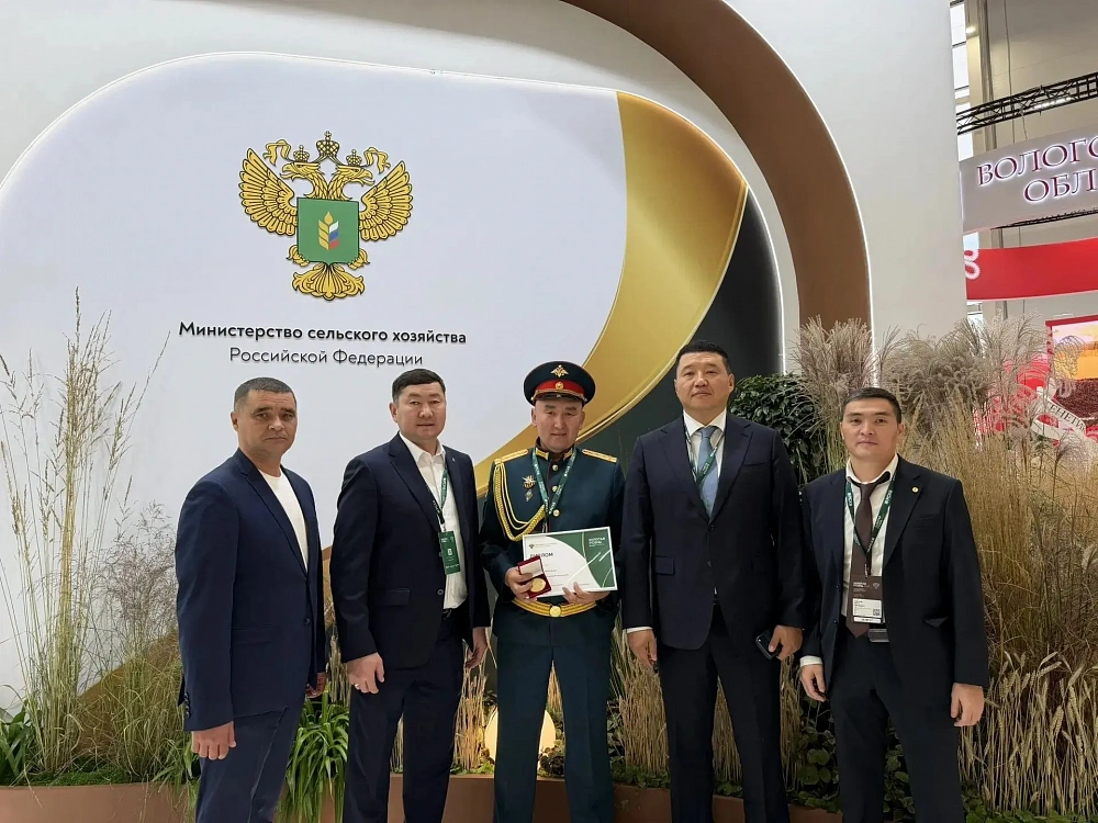 Министр сельского хозяйства России наградила фермера из Бурятии Министр сельского хозяйства России наградила фермера из Бурятии