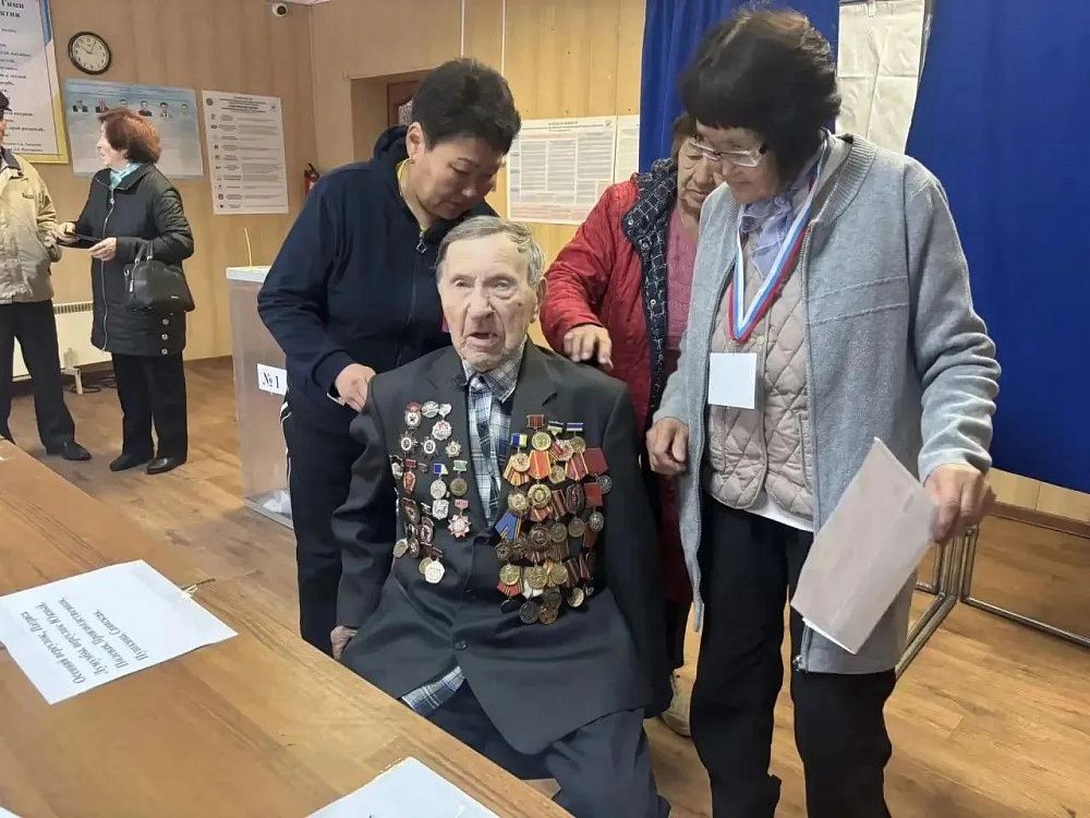 В Бурятии проголосовал 103-летний ветеран ВОВ В Бурятии проголосовал 103-летний ветеран ВОВ