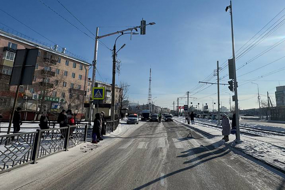 В Улан-Удэ женщина перебежала дорогу на "красный" и оказалась в больнице. Не делайте так В Улан-Удэ женщина перебежала дорогу на "красный" и оказалась в больнице. Не делайте так