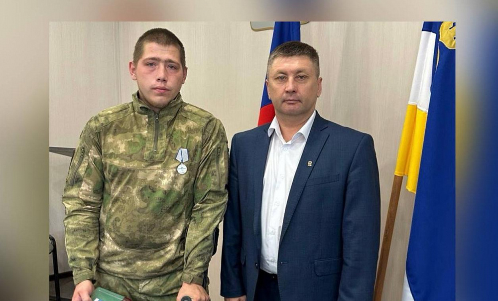 В Бурятии мобилизованного бойца наградили медалью за мужество и отвагу В Бурятии мобилизованного бойца наградили медалью за мужество и отвагу