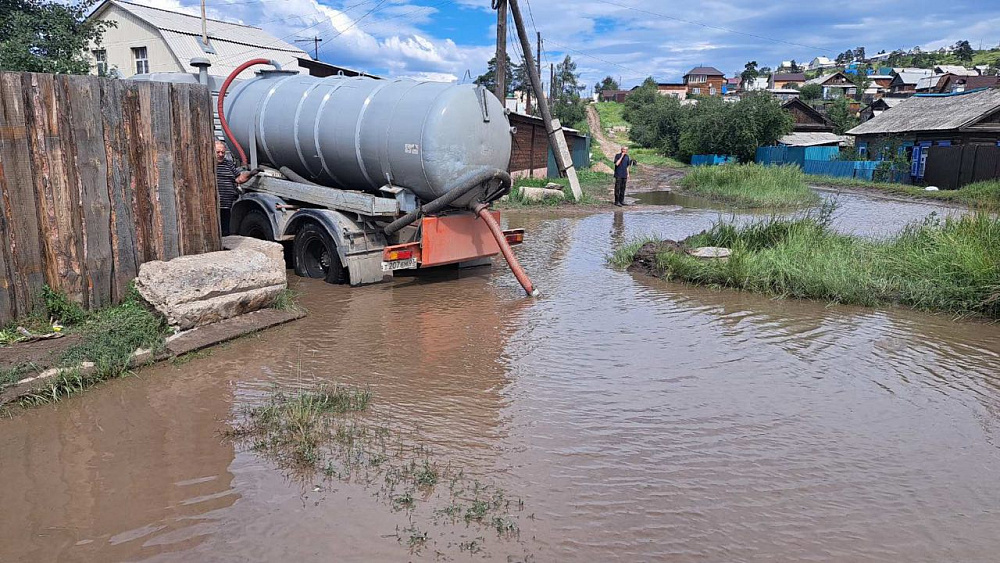 В Улан-Удэ откачали воду с основных магистралей В Улан-Удэ откачали воду с основных магистралей