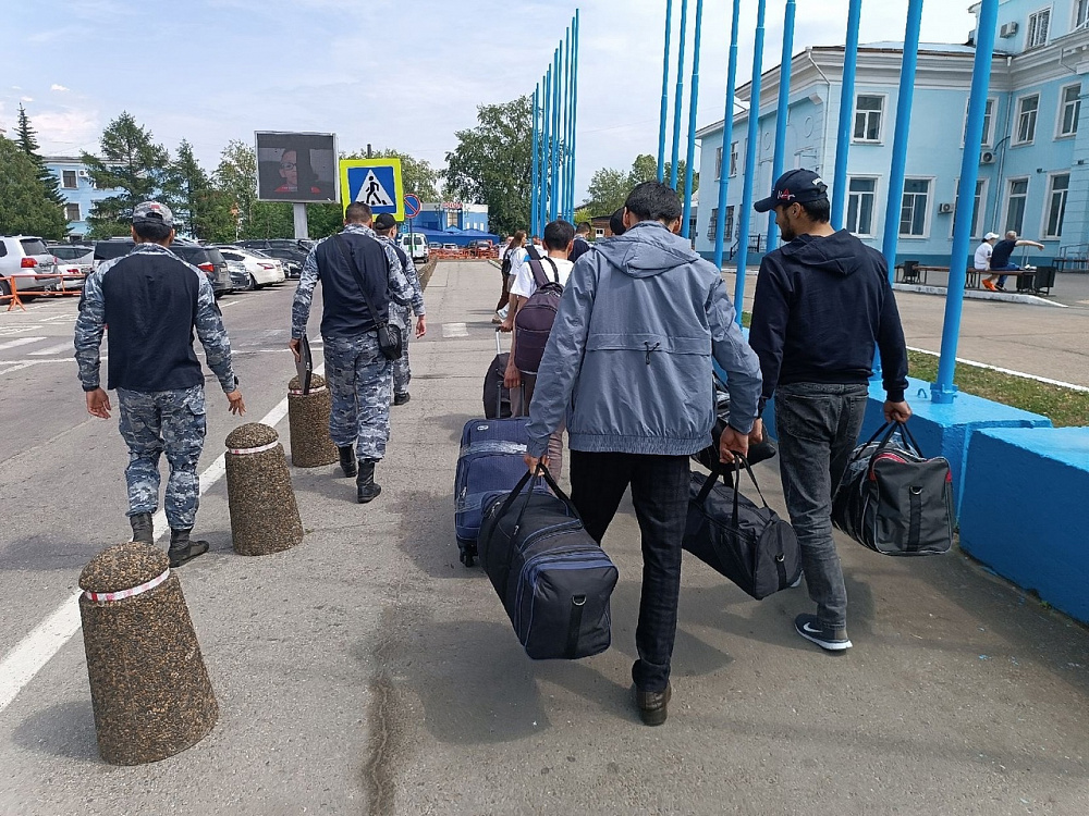 Судебные приставы Бурятии выдворили из России 166 нелегальных мигрантов