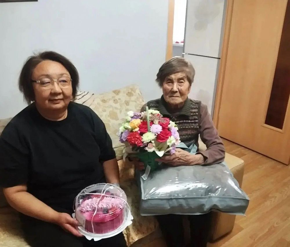 90-летний юбилей отметила ветеран Закаменской ЦРБ в Бурятии 90-летний юбилей отметила ветеран Закаменской ЦРБ в Бурятии