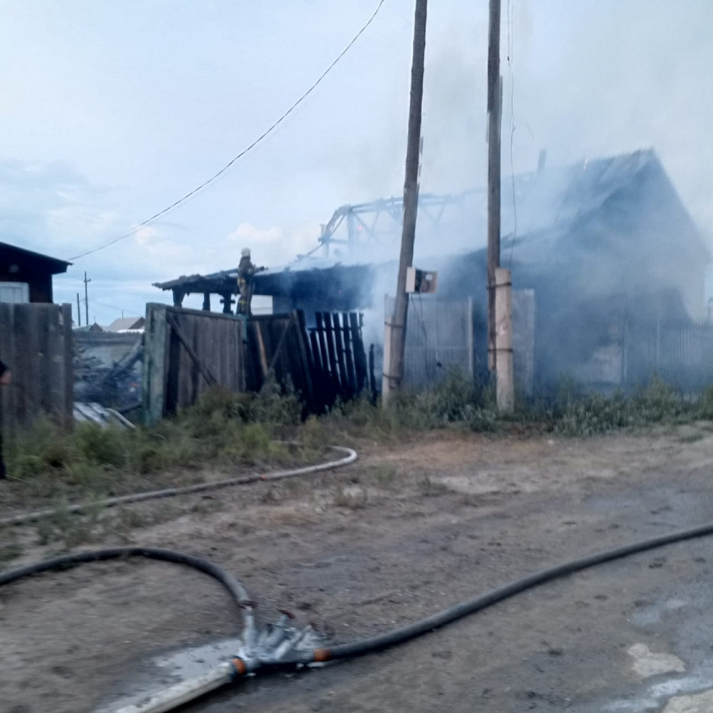 Огонь уничтожил гараж и два автомобиля и повредил жилой дом в Бурятии