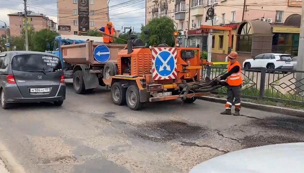 На улице Бабушкина в Улан-Удэ начали ямочный ремонт На улице Бабушкина в Улан-Удэ начали ямочный ремонт