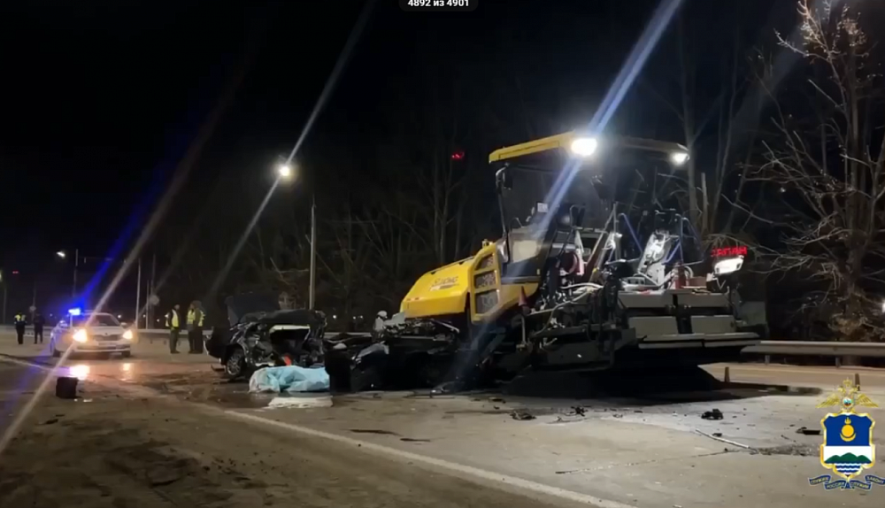 В Улан-Удэ парень на "Тойоте" врезался в асфальтоукладчик и погиб В Улан-Удэ парень на "Тойоте" врезался в асфальтоукладчик и погиб