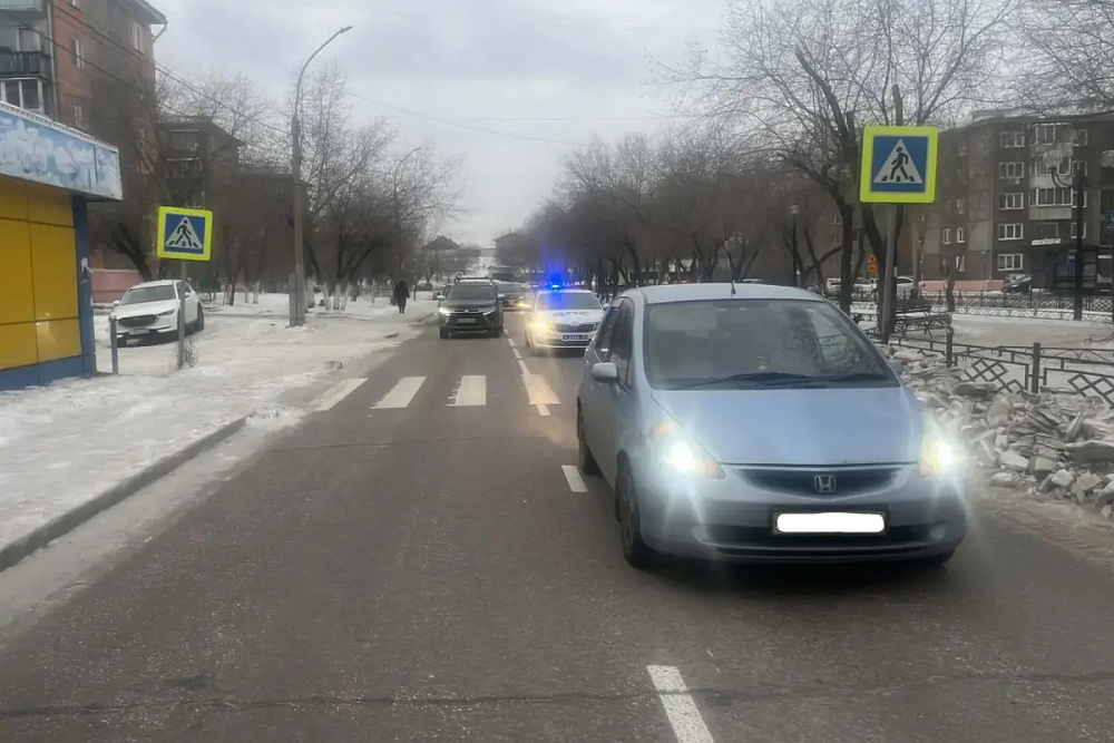 В Улан-Удэ водитель "Хонды" сбила подростка на "зебре" В Улан-Удэ водитель "Хонды" сбила подростка на "зебре"