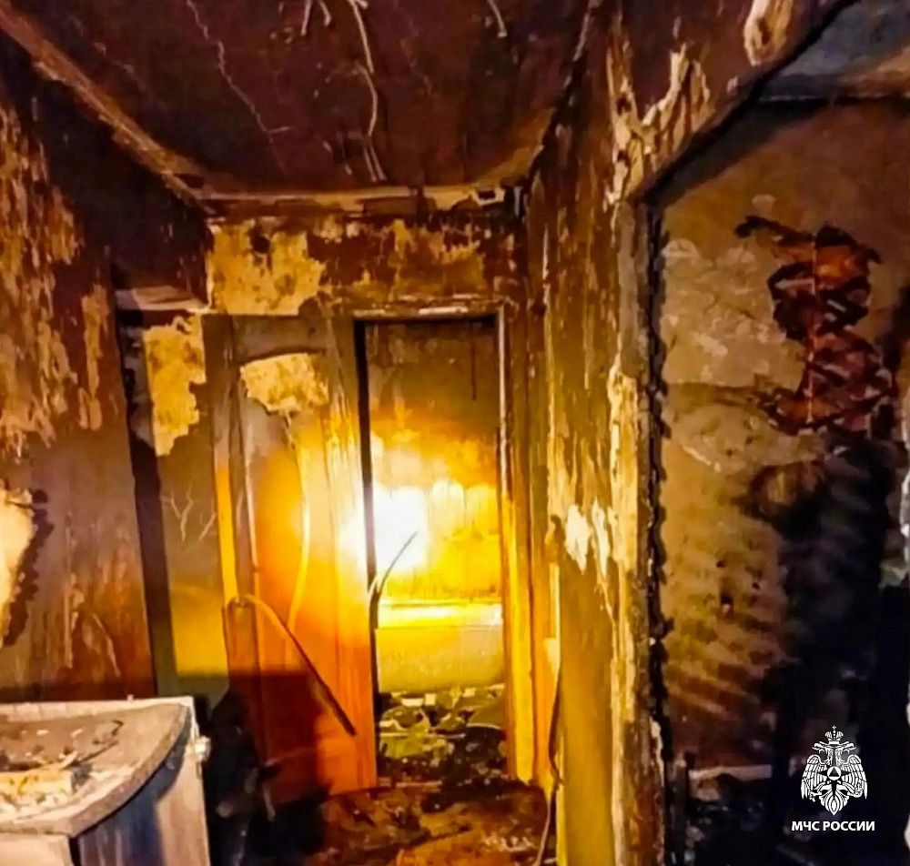 Пожарные спасли из горящей в Улан-Удэ трехэтажки 11 человек Пожарные спасли из горящей в Улан-Удэ трехэтажки 11 человек