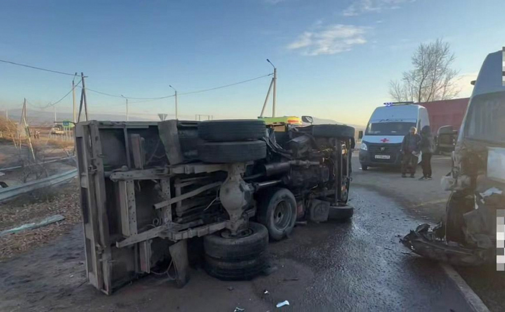 В Бурятии при ДТП грузовика с автобусом пострадали дети В Бурятии при ДТП грузовика с автобусом пострадали дети