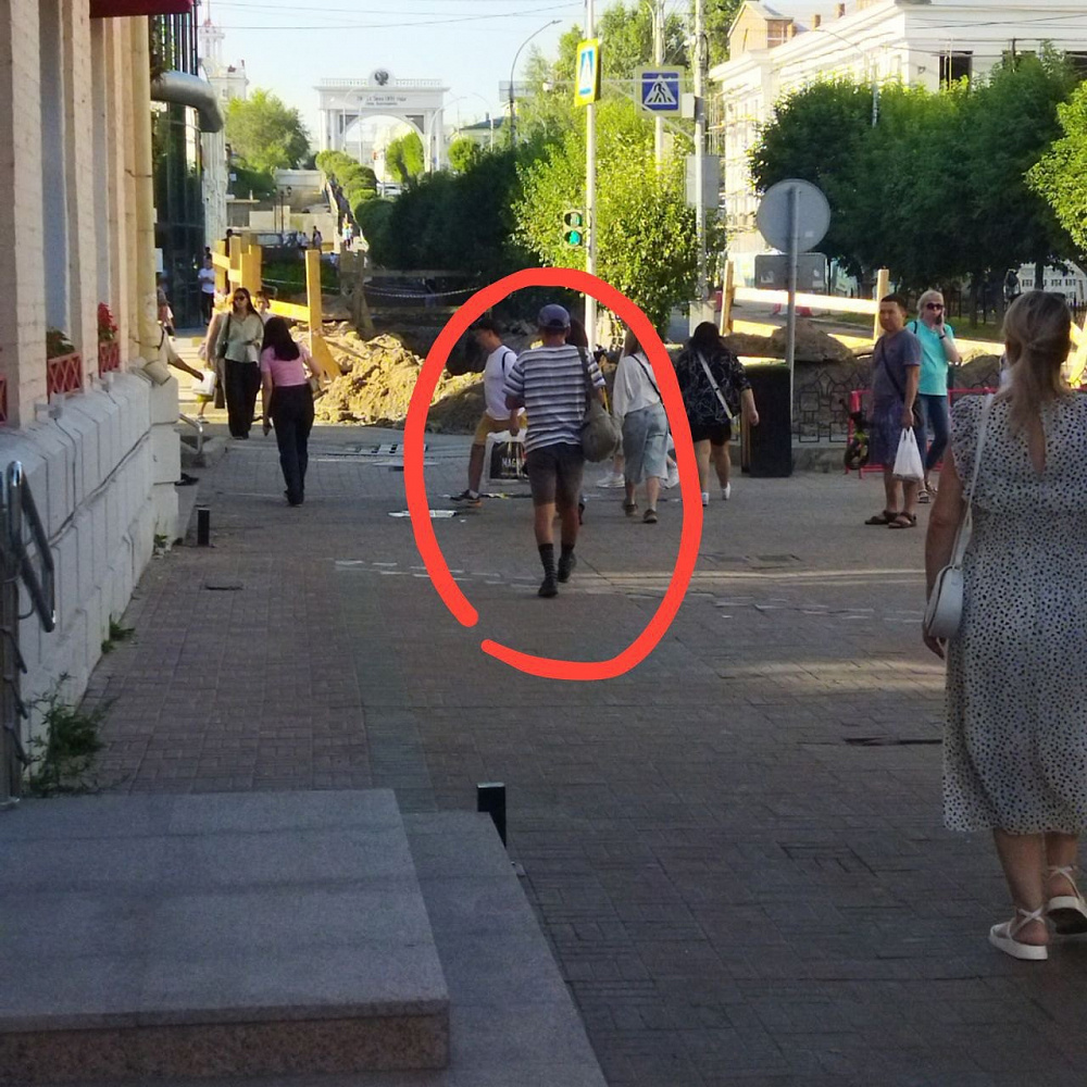 В Улан-Удэ на Арбате мужчина отобрал деньги у 16-летнего гитариста В Улан-Удэ на Арбате мужчина отобрал деньги у 16-летнего гитариста