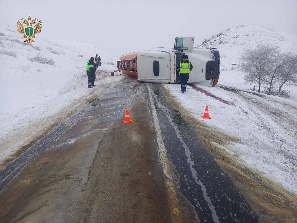 В Бурятии опрокинулся бензовоз. На дорогу разлилось топливо