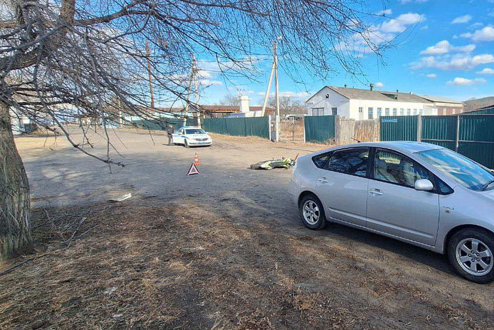 Папа разрешил: в Бурятии ребенок на мотоцикле врезался в «Приус» Папа разрешил: в Бурятии ребенок на мотоцикле врезался в «Приус»