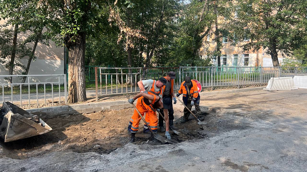 В Улан-Удэ в усиленном режиме ведут ямочный ремонт дорог