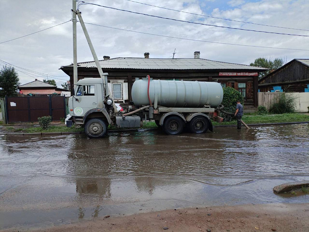В Улан-Удэ начались работы по откачке воды с улиц В Улан-Удэ начались работы по откачке воды с улиц
